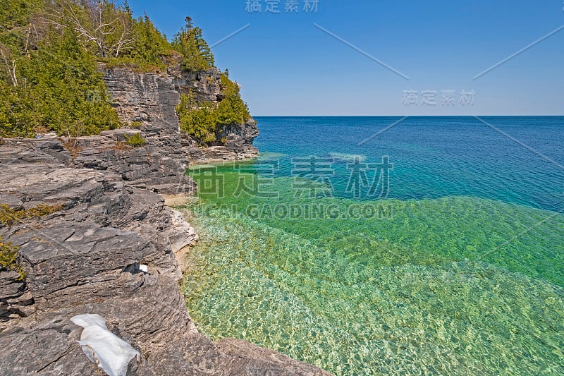 五大湖上崎岖的悬崖和岩石湾