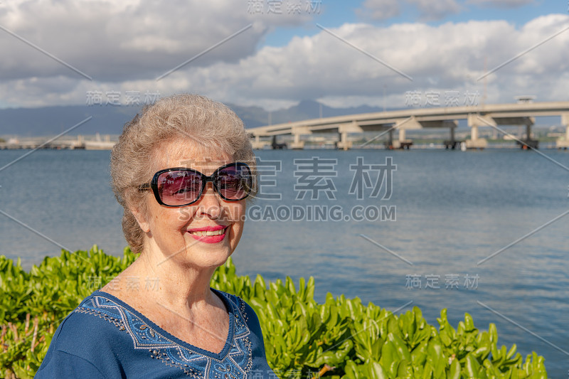 妇女访问夏威夷。戴着墨镜