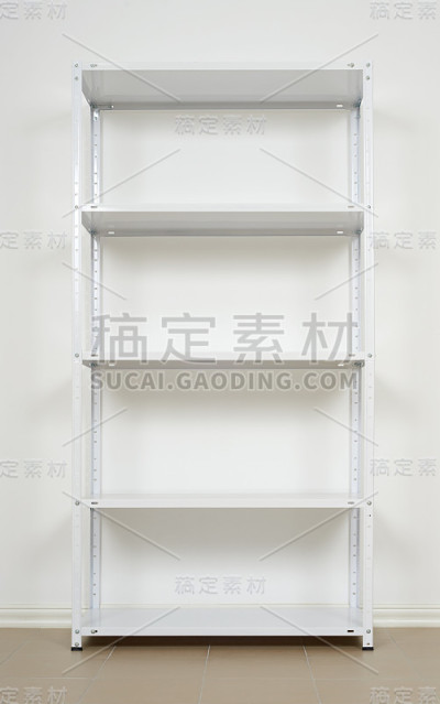 白色金属架靠墙，空架子