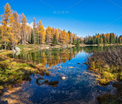 秋季高山湖泊附近的圣佩莱格里诺山口，特伦蒂诺，白云石阿尔卑斯山，意大利。