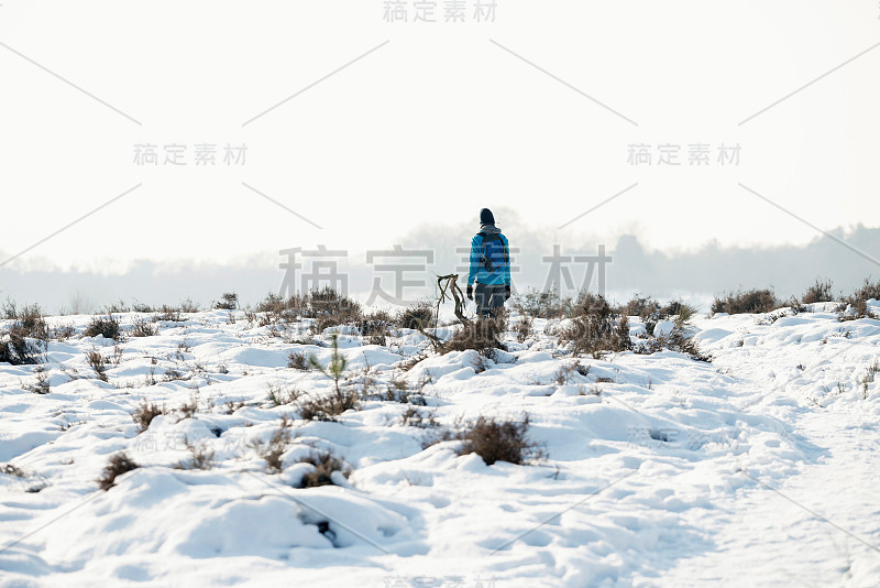 在雪地里的户外徒步旅行者。