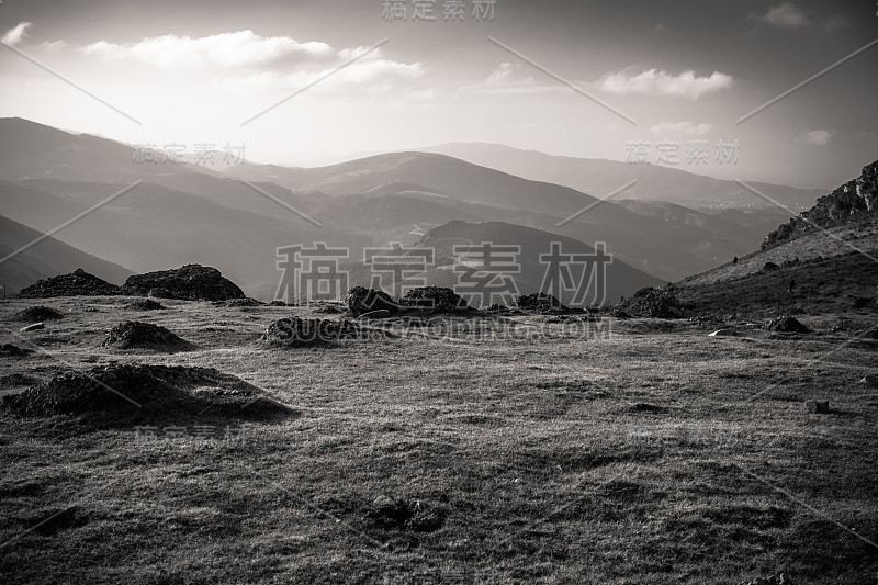 风景优美的乡村山地徒步旅行风景在黑色和白色的巴斯克国家，法国