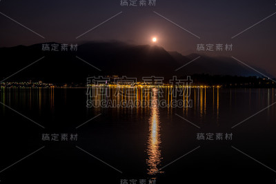 科莫湖反射着意大利贝拉吉奥的满月和灯光