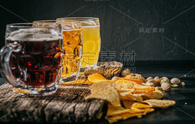 三杯不同的精酿啤酒
