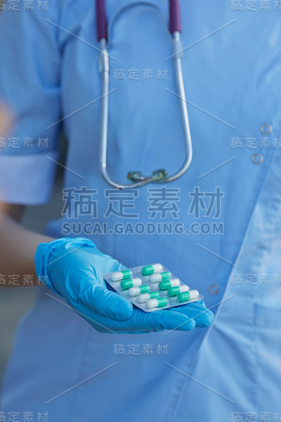 女医生拿着药胶囊