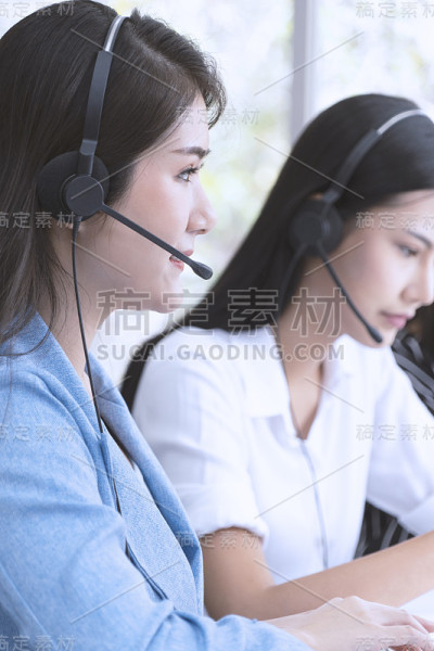 非白种人年轻女性在呼叫中心工作。