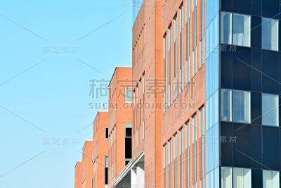 在蓝天的映衬下，商业区的现代摩天大楼