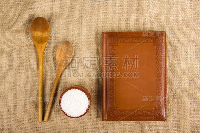 麻袋布上的食谱和勺子