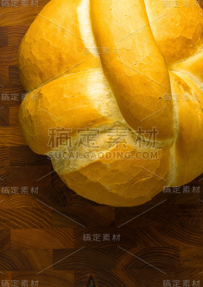 一条白色的小麦面包