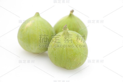 三个绿色的无花果一组。
