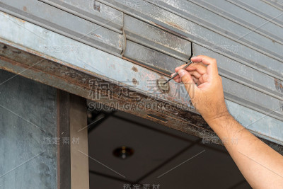 修理折叠钢门上的旧钥匙