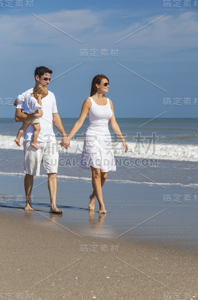 一对夫妇在海滩上散步
