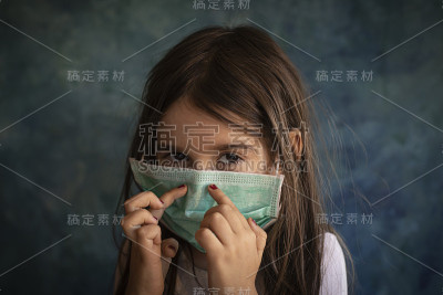 一个戴着防护面具的女孩的肖像
