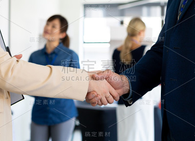 商务人士在办公室握手