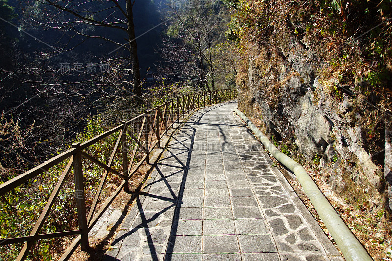 在云南大理的苍山徒步旅行