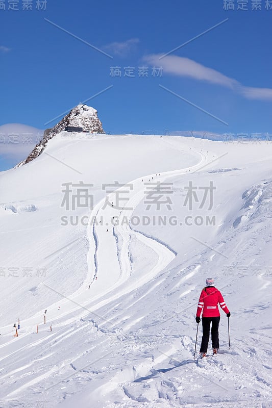 阿尔卑斯山上的女滑雪者