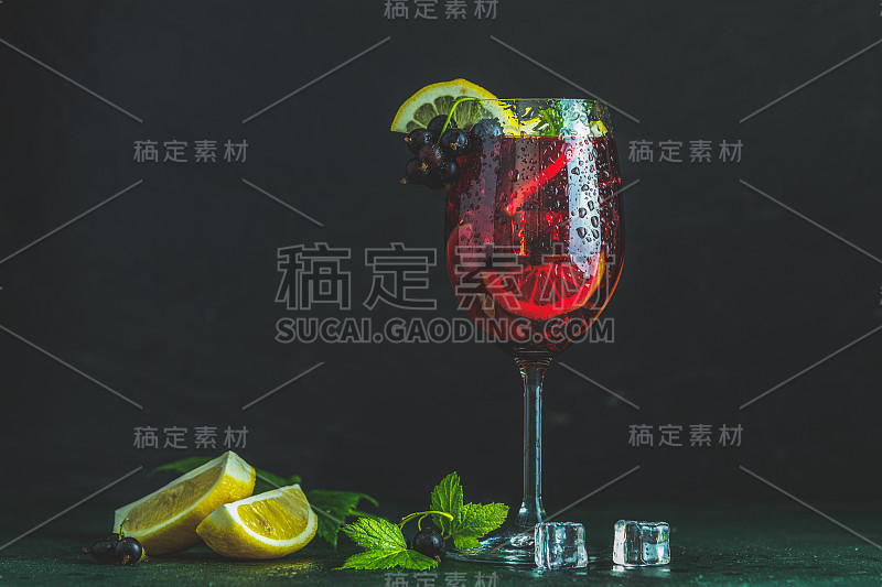 配红醋栗的冷红鸡尾酒