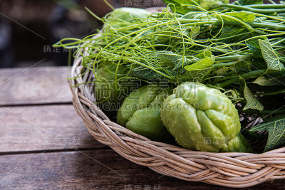 新鲜的竹篮煮青茶。