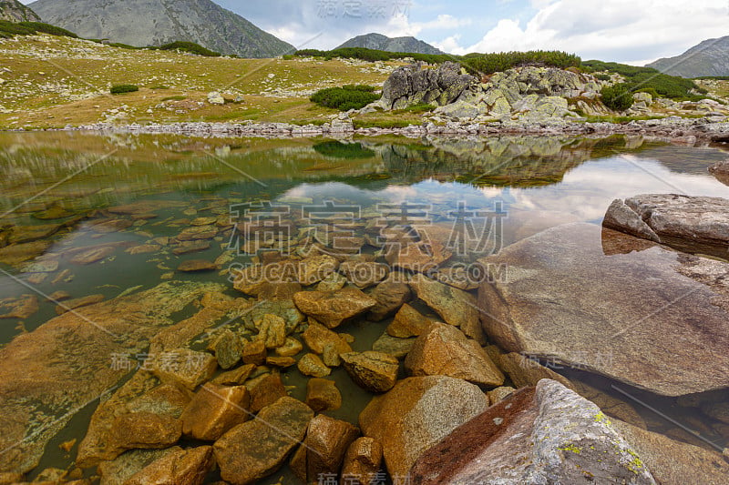 夏季山景秀丽，有冰川湖和雨云