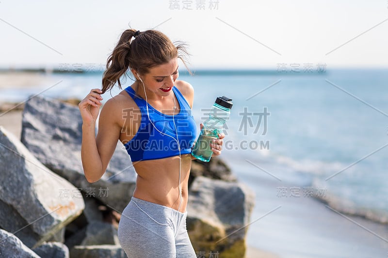 夏天在海滩上进行户外运动的妇女