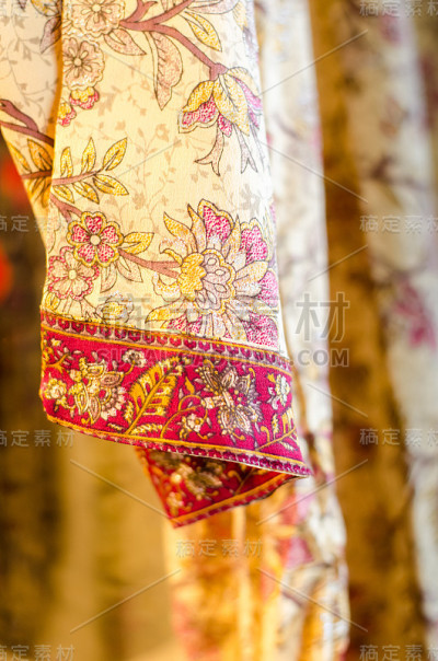 设计细节来自一根丝绸绳索，印度莎丽