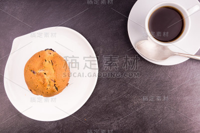 新鲜的草莓松饼和一杯咖啡-俯视图
