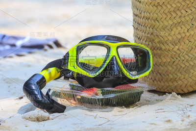 在海滩上戴通气管和潜水面罩