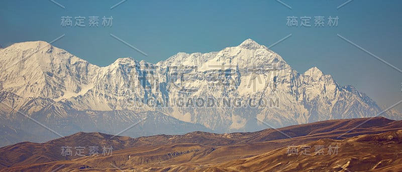 在阳光明媚的日子里，雪峰的美丽景色。