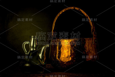 橄榄油和旧铜锅
