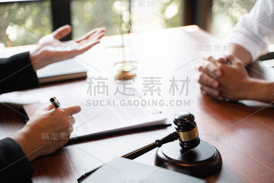 律师与当事人协商诉讼事宜。