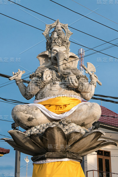 巨大的象头神雕像在巴厘岛的一个小城市
