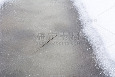 被雪冻住的干树枝