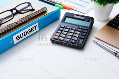 白色桌子上有计算器的预算计划