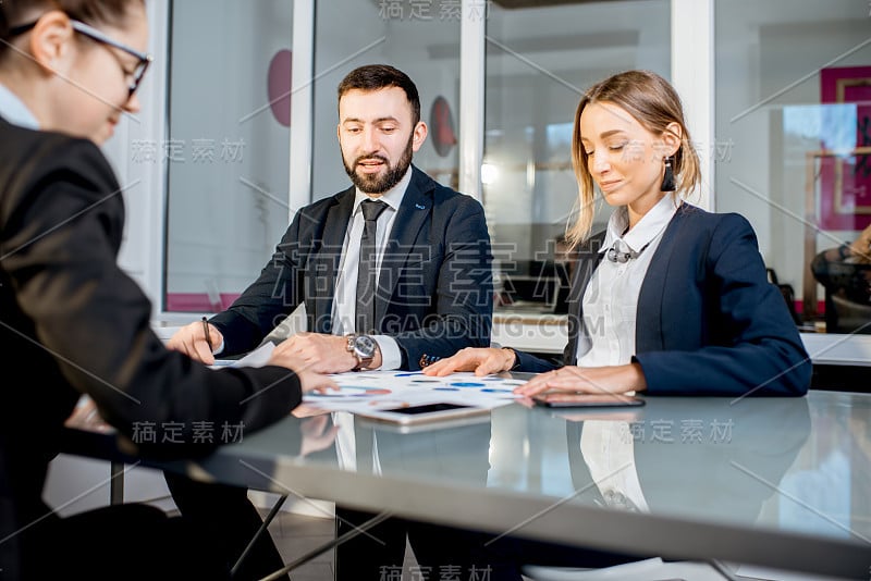 商务人士开会期间在办公室