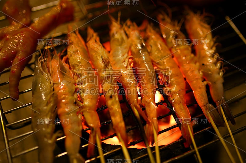 用燃烧的木炭烤海鲜