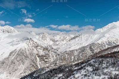 美丽的山峰上覆盖着洁白的白雪