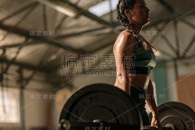 肌肉发达的女人在做重物运动