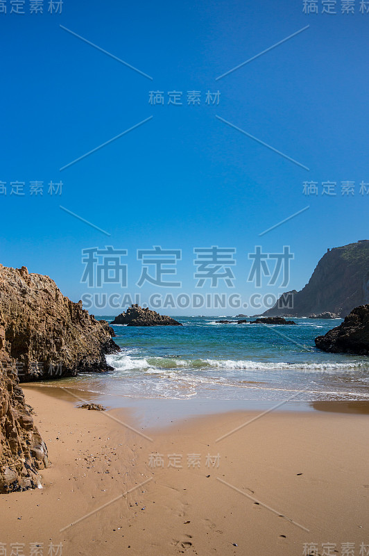 美丽的海滩，温暖的沙子和温和的海浪