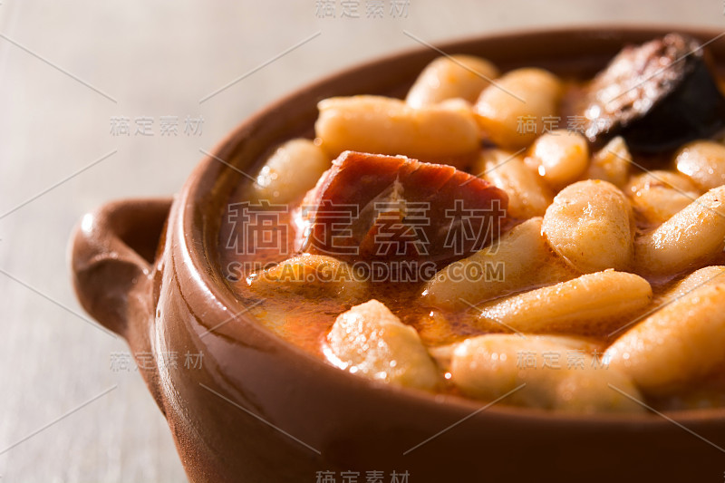 典型的西班牙Fabada asturianin炖锅