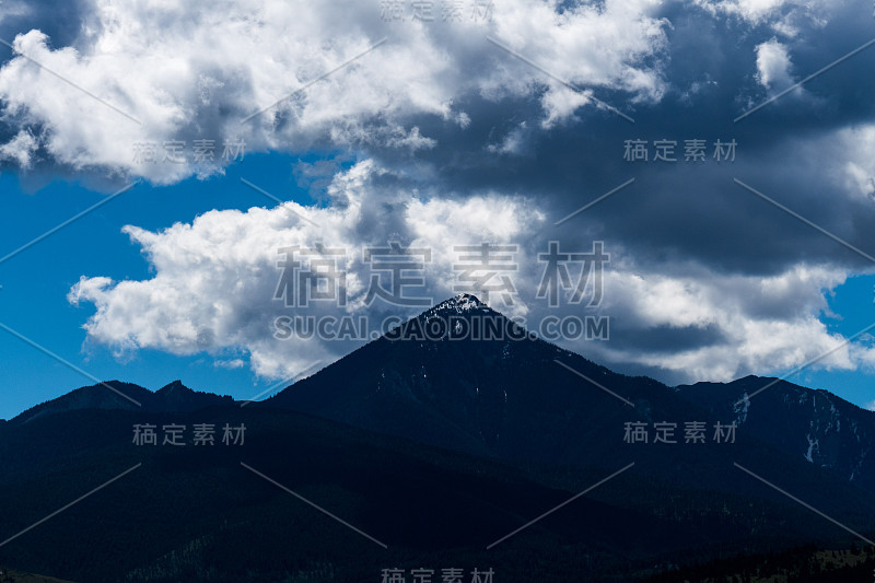 美国西部山区，厚重的云和广阔的天空