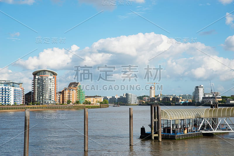 宽阔的河渠，城市天际线，住宅建筑对岸，美丽的小区