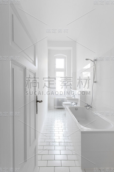白色浴室，浴缸，房地产内部
