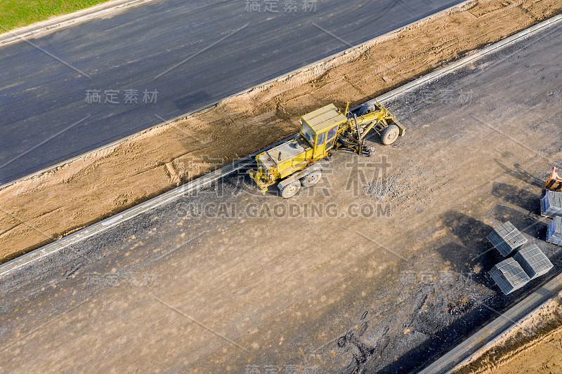 工业平地机平整新公路上的砾石