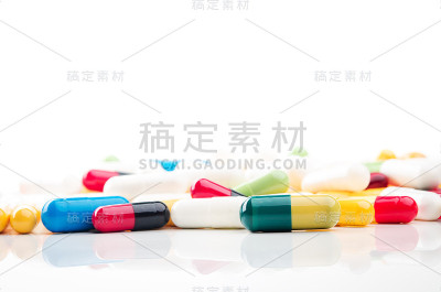 五颜六色的药丸