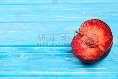 一半红李子
