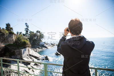海边探险的人