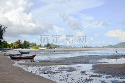 泰国普吉岛的查龙湾码头水位低时