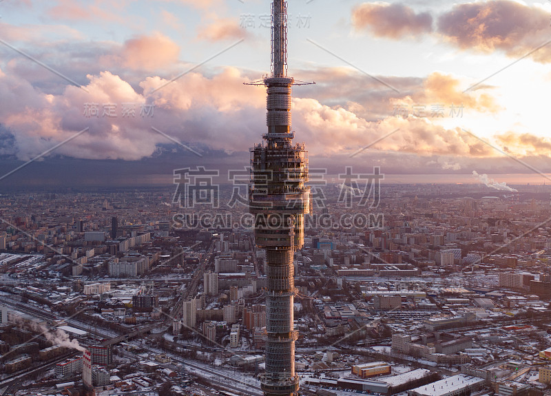 奥斯坦基诺电视塔以冬季城市莫斯科为背景，从上空俯瞰，在画面上拍摄了冬季城市和街道的航拍照片