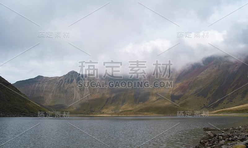 墨西哥托卢卡火山内的湖泊和山脉阴天