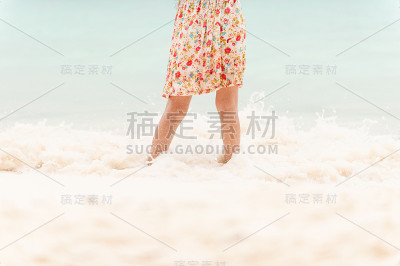 海滩上的年轻女子。